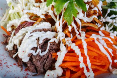 Sığır eti ve sebze salatası