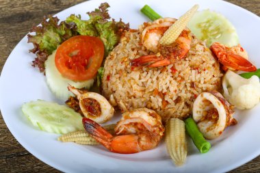 Kızarmış pilav ve deniz ürünleri.