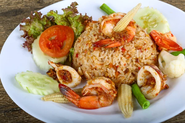 Kızarmış pilav ve deniz ürünleri.