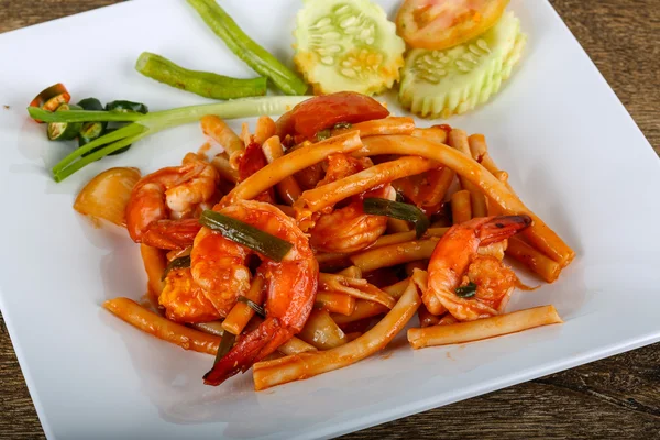 Deniz ürünleri ile baharatlı makarna