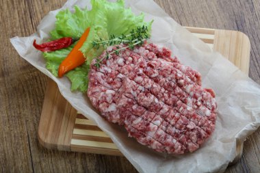 Çiğ burger pirzola