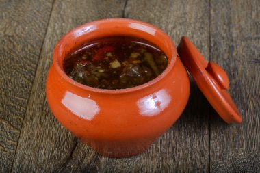 sıcak çorba tencerede
