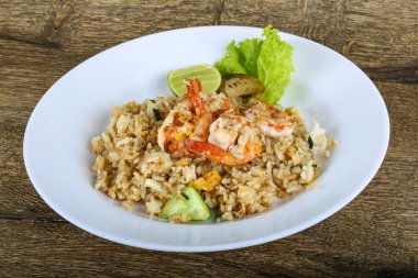 Kızarmış pirinç ve karides.