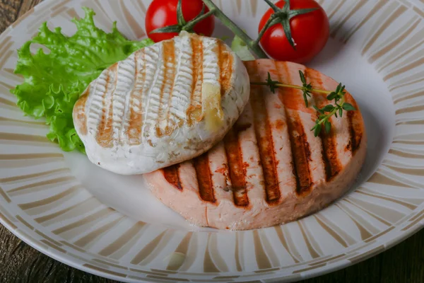 Ryba z grilla kotlet i camembert ser — Zdjęcie stockowe
