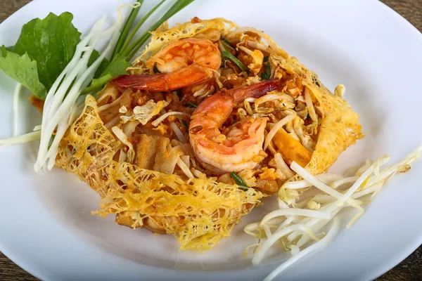 Délicieux pad thaï aux crevettes — Photo