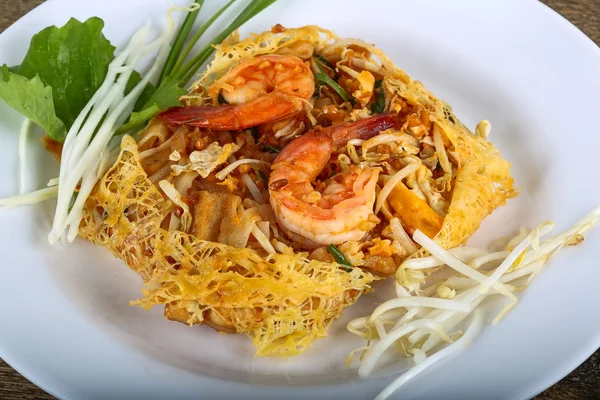 Läckra Pad Thai med räkor — Stockfoto