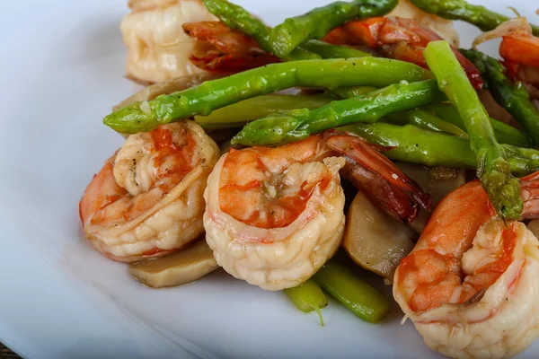 Gamberetti fritti e asparagi — Foto Stock