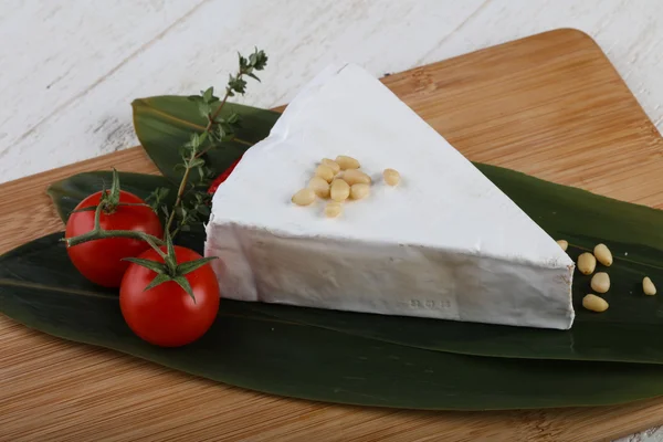 Köstlicher Brie-Käse — Stockfoto