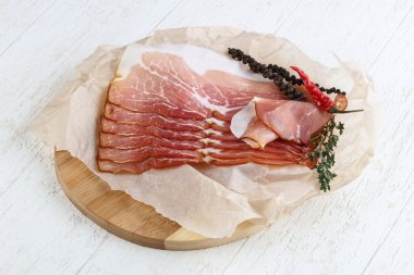 Jamon lezzetli dilimlenmiş