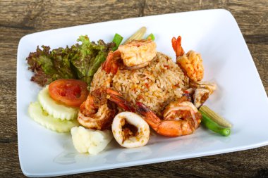 Kızarmış pilav ve deniz ürünleri.