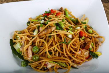 Deniz ürünleri ile Asya makarna