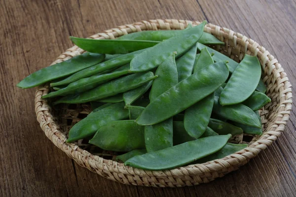 Groene erwten peulen — Stockfoto