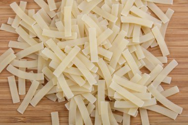 Pişmemiş makarna yığın