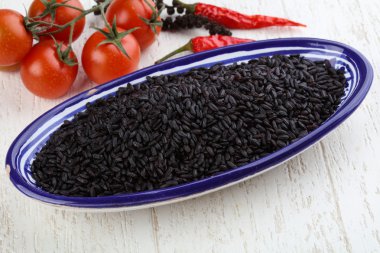 Ham siyah yabani pirinç