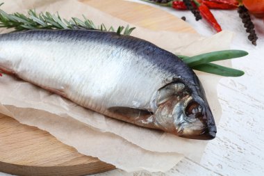 Soğan ve biberiye ile ringa balığı