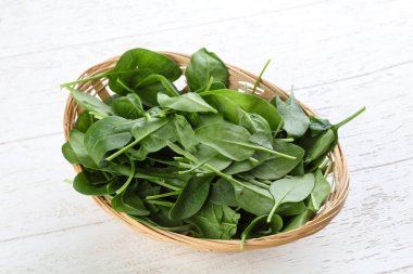 Sepet içinde ıspanak yaprakları 