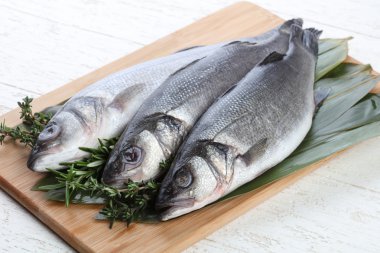 Çiğ deniz kabuğu balığı