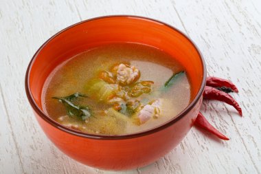 Dereotu ve havuç ile tavuk çorbası 