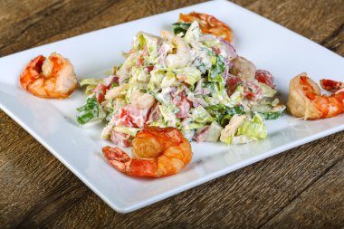 Karides salatası kiraz domates ile 