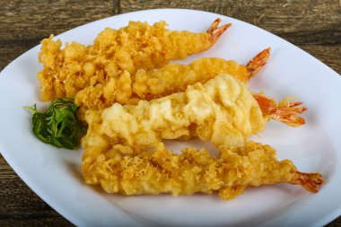 Otlar ve baharatlar ile karides tempura 