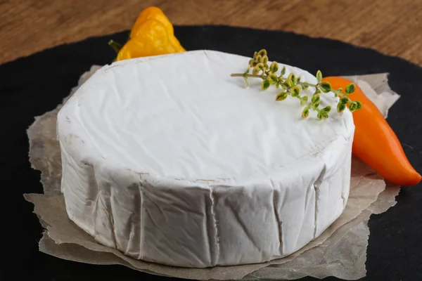 Queso Camembert con tomillo — Foto de Stock