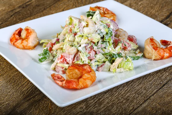 Karides salatası kiraz domates ile 