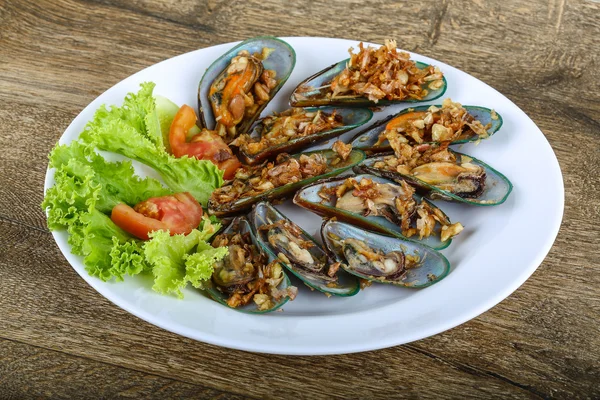 Fresh Mussels with fried garlic — Stock Photo, Image