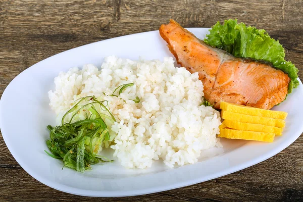 Kızarmış som balığı biftek