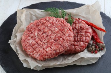 Çiğ burger pirzola