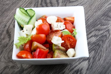 mozzarella, domates ve salatalıklı salata
