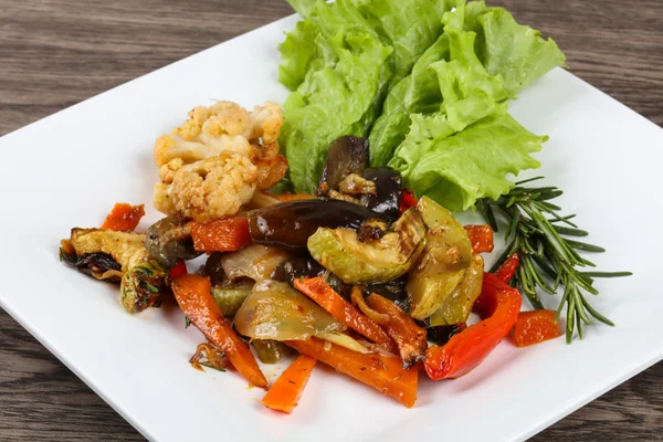 Sayuran panggang di piring — Stok Foto