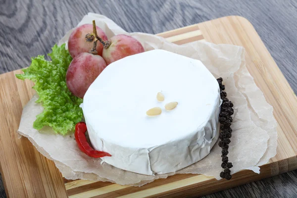 Brie cheese with grapes — Stock Photo, Image