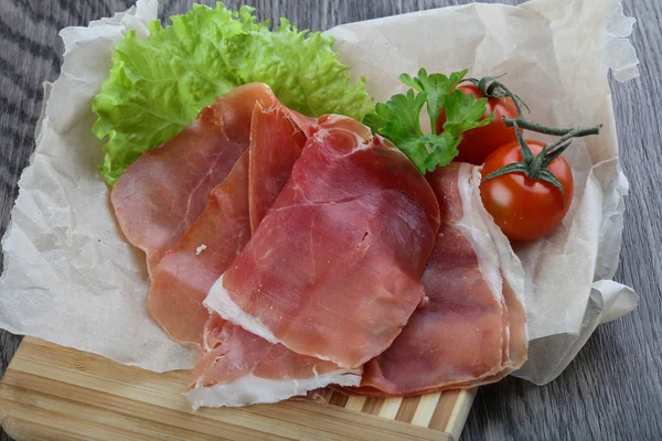 Ισπανικά Jamon με σαλάτα και μαϊντανό — Φωτογραφία Αρχείου