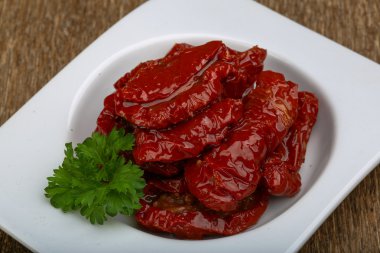 İtalyan kurutulmuş domates maydanoz ile 