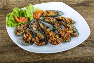 Kızarmış sarımsak ile taze midye 