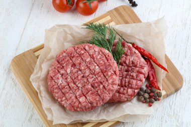 Çiğ burger pirzola