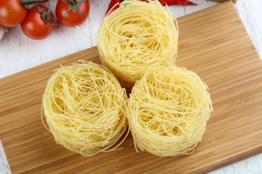 Ahşap üzerine ham erişte