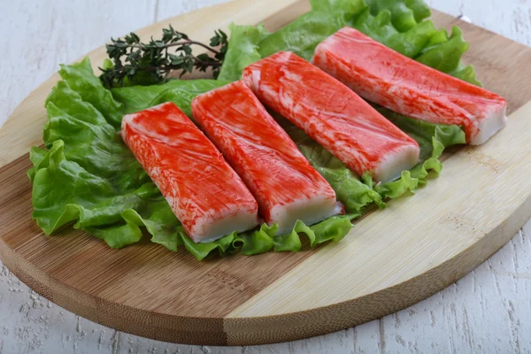 Palitos de cangrejo con hojas de ensalada — Foto de Stock