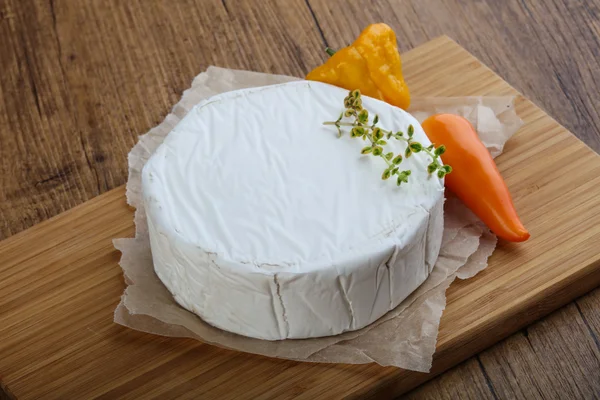 Camembert sajt, Kakukkfüves gombaraguval — Stock Fotó