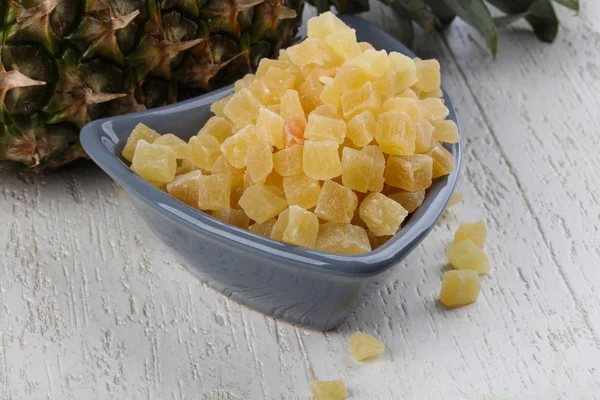 Сушеный ананас в миске — стоковое фото