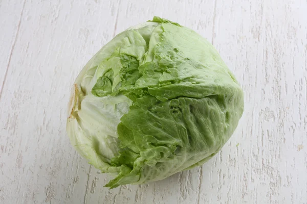 Lechuga fresca de iceberg madura — Foto de Stock