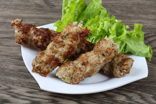 Kebab de carne com folhas de salada — Fotografia de Stock