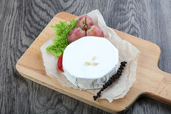 Queijo brie com uvas — Fotografia de Stock