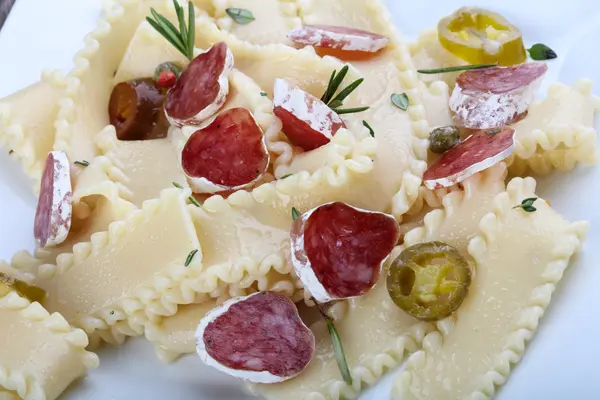 Pasta mit Salami und scharfem Pfeffer — Stockfoto