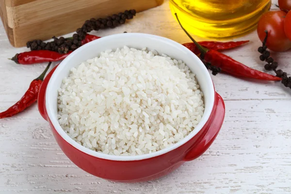 Roher Reis in Schüssel — Stockfoto