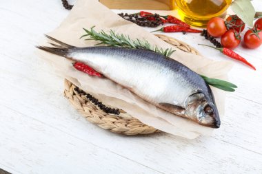 Soğan ve biberiye ile ringa balığı