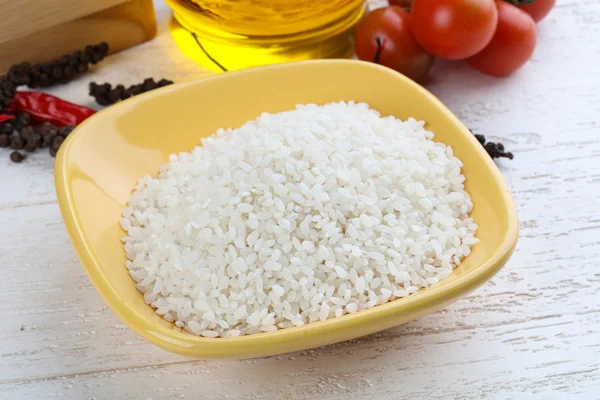 Roher Reis in der Schüssel — Stockfoto