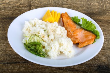 Kızarmış som balığı biftek