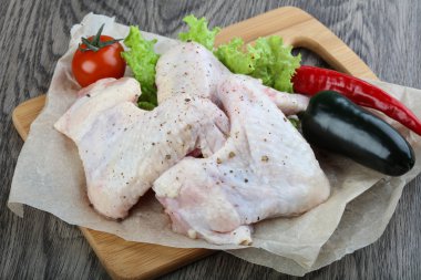 Çiğ tavuk kanadı.