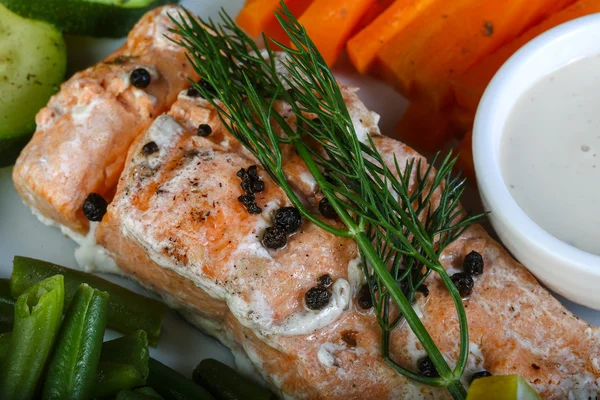Baked salmon with vegetables — Stock Photo, Image